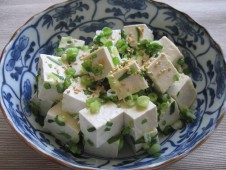 Салат тофу с зеленым луком